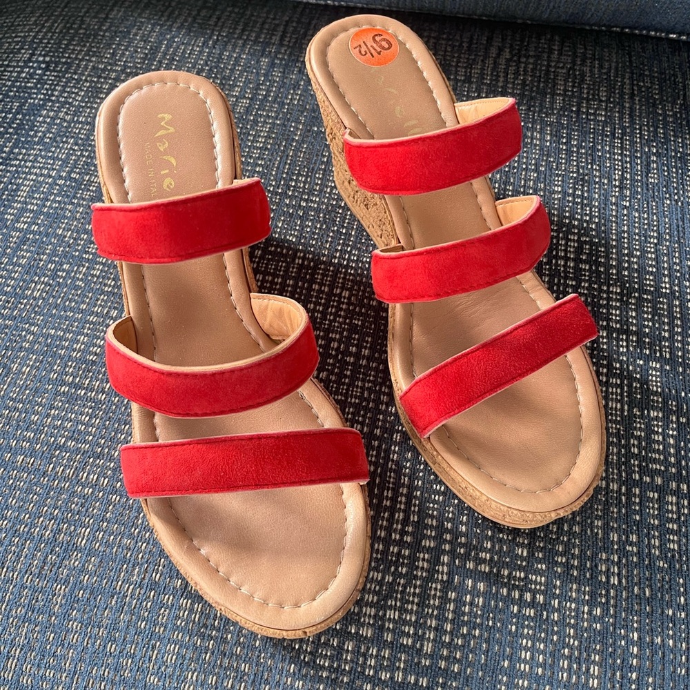 Mariela Size 9 1/2 wedge shoes.
